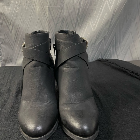 Women’s Bootie heels size 6! - Picture 2 of 3